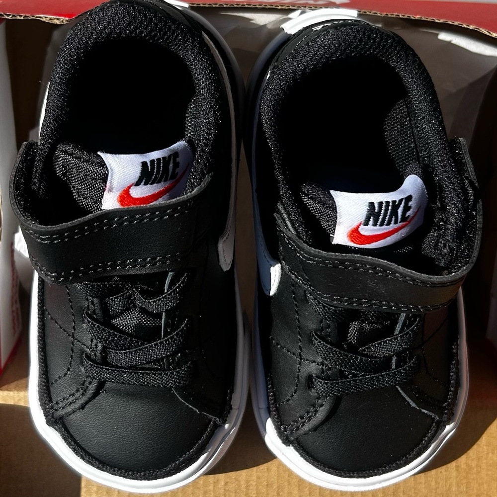 NWT NIKE Infants Black and White Velcro Sneakers Size 5 c Baby